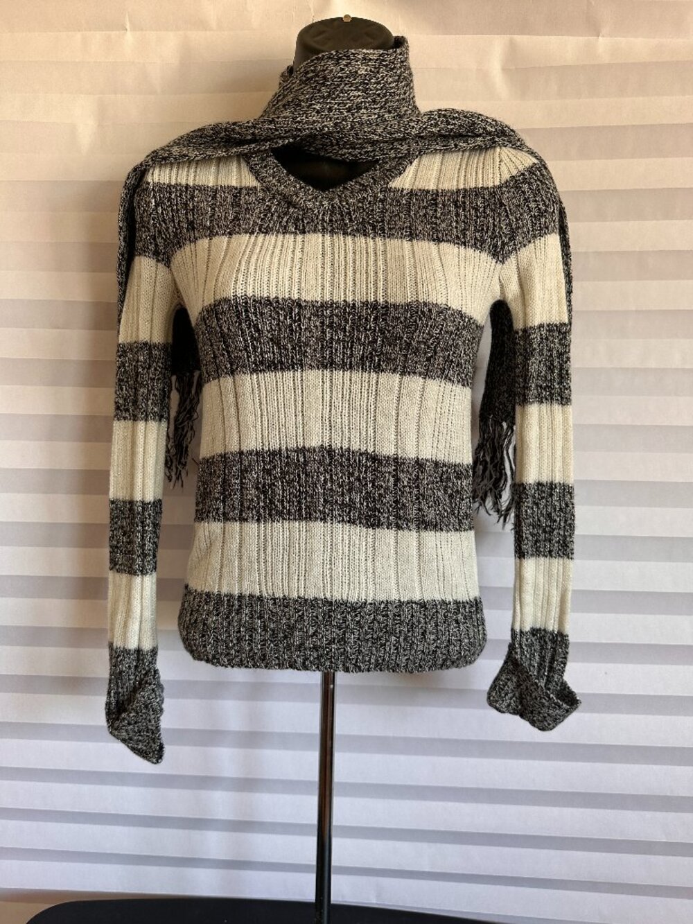 Faded Glory Womens V-Neck Sweater With Matching Scarf Set Size Medium Top Knit